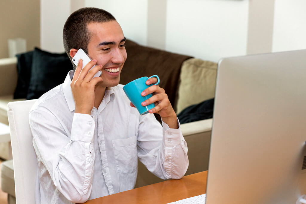 Seorang pria tampak mengobrol lewat smartphone